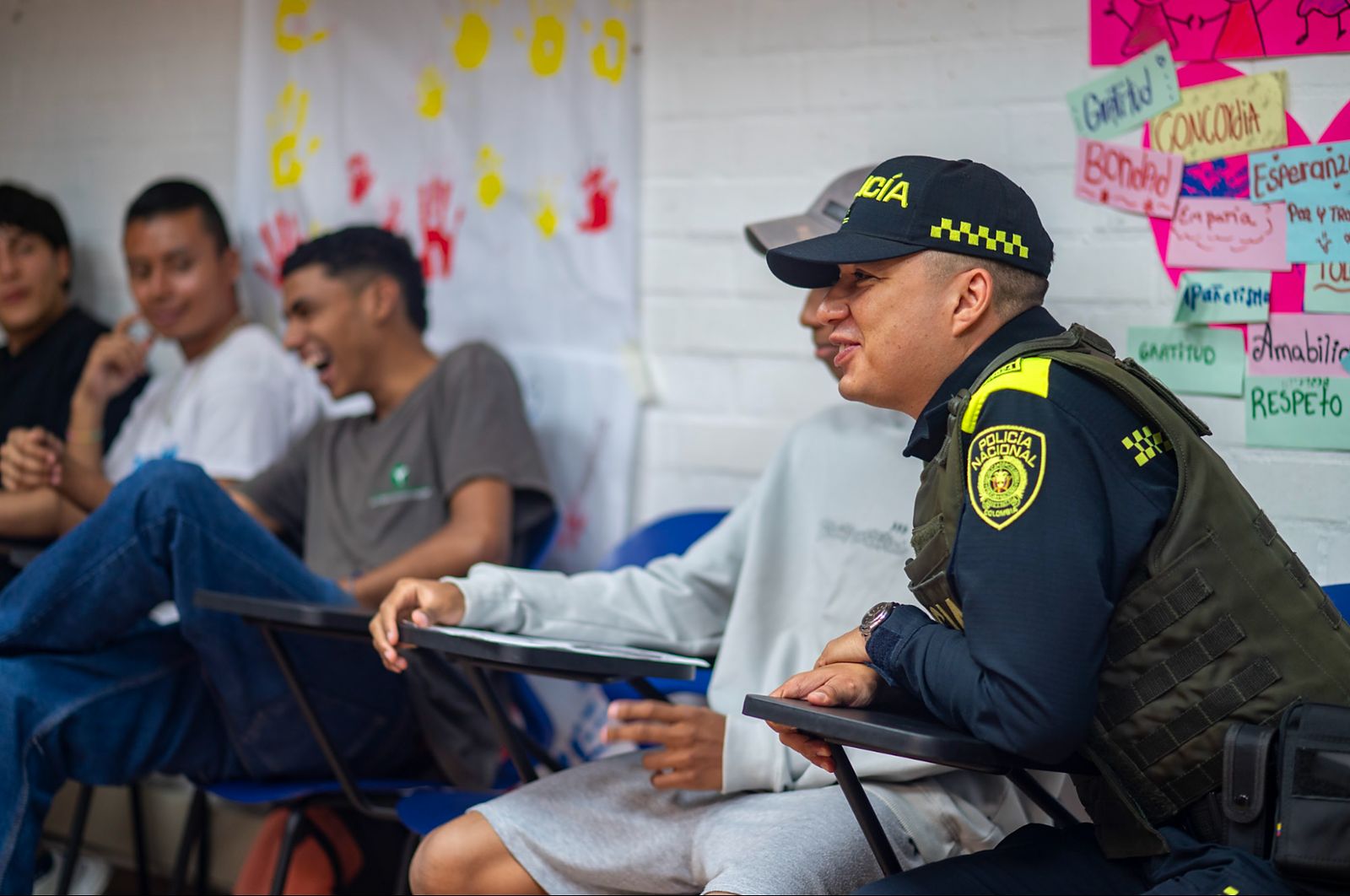 A National Police officer taking part in an ACTRA session alongside participants in Cali